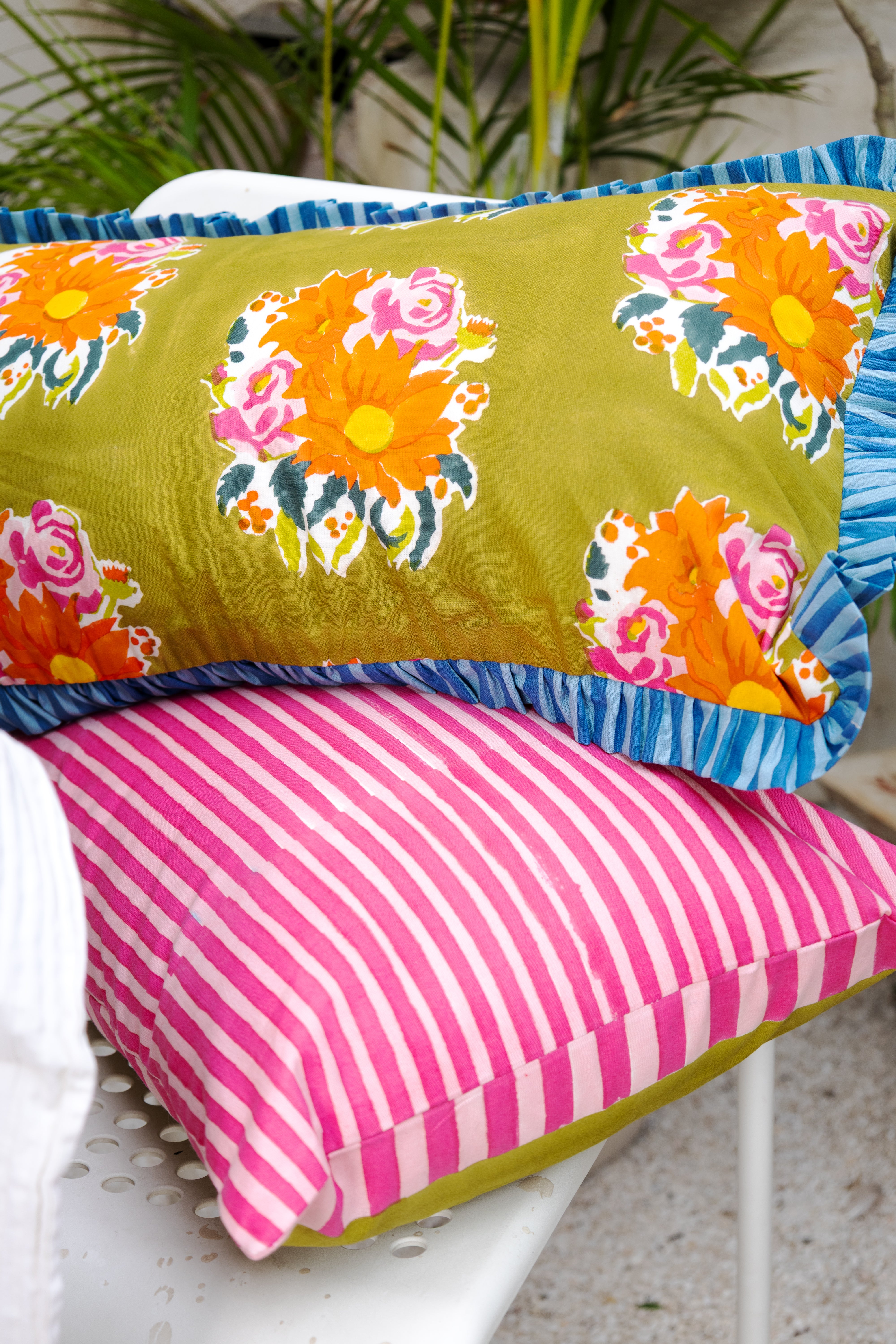 Close-up of the Gul green hand-printed pillowcase, showcasing unique textures and authentic craftsmanship.