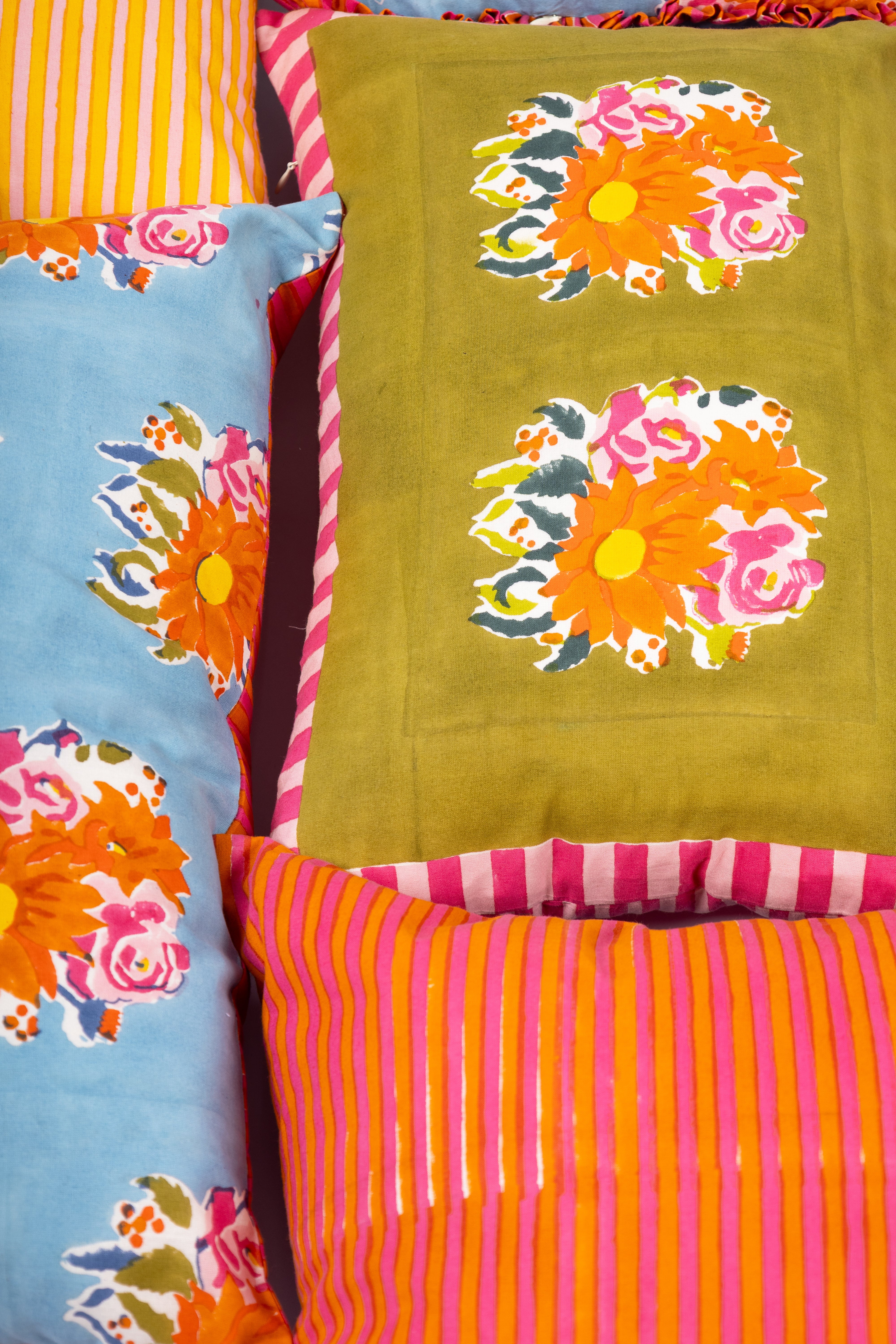  Close-up of the Gul green hand-printed pillowcase, showcasing authentic craftsmanship and unique textures from the block-printing process.
